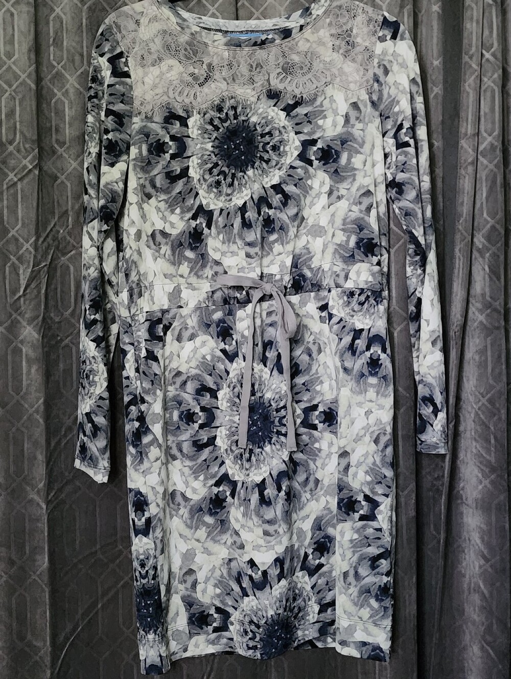 Simply Vera Vera Wang Gray and White Floral Long-Sleeve Tie-Waist Dress